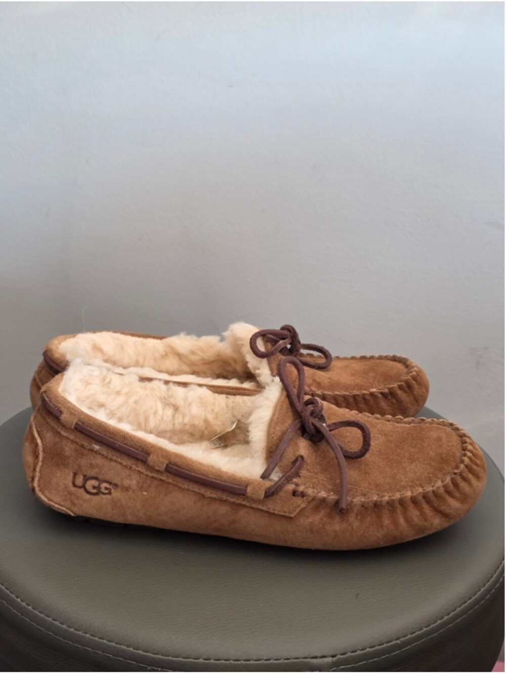 UGG Dakota Moccasin Slippers Womens Size 8 Chestnut Brown Sheepskin Lined Suede - Picture 4 of 10